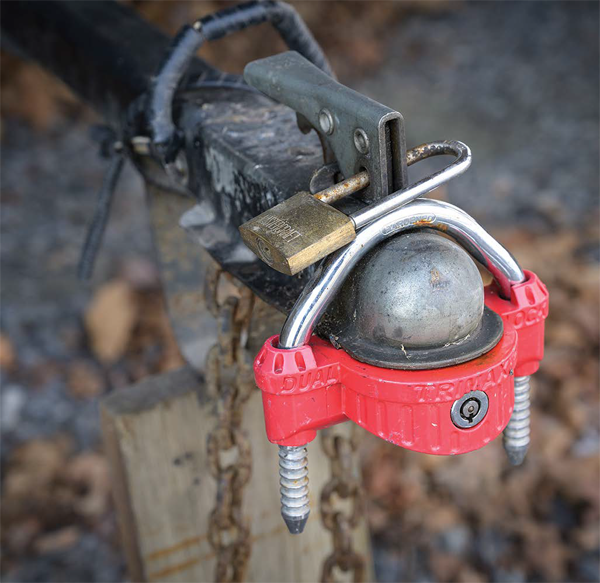 En plus du cadenas traditionnel sur la goupille, un cadenas spécialisé qui bloque complètement l'espace pour insérer la boule est plus sécuritaire. - Camping Caravaning En plus du cadenas traditionnel sur la goupille, un cadenas spécialisé qui bloque complètement l'espace pour insérer la boule est plus sécuritaire. - Camping Caravaning