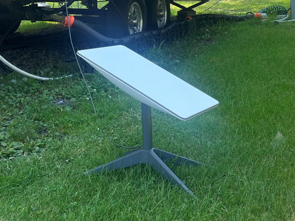 En plus de permettre une vitesse inégalée en matière de transfert des données internet, un des grands avantages du modèle de base sur trépied du système Starlink est de pouvoir être déplacé à volonté afin d’obtenir une vision sans obstacle du ciel. - Magazine Camping Caravaning En plus de permettre une vitesse inégalée en matière de transfert des données internet, un des grands avantages du modèle de base sur trépied du système Starlink est de pouvoir être déplacé à volonté afin d’obtenir une vision sans obstacle du ciel. - Magazine Camping Caravaning