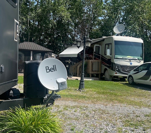 Encore utilisées au Canada, les antennes paraboliques permettant d’écouter la télé transmise par satellite, ne sont plus d’aucune utilité aux États-Unis puisque les émissions canadiennes ne peuvent plus être captées dans la quasi-totalité des États. L’application de nouvelles normes a donc rendu cette technologie obsolète. - Magazine Camping Caravaning Encore utilisées au Canada, les antennes paraboliques permettant d’écouter la télé transmise par satellite, ne sont plus d’aucune utilité aux États-Unis puisque les émissions canadiennes ne peuvent plus être captées dans la quasi-totalité des États. L’application de nouvelles normes a donc rendu cette technologie obsolète. - Magazine Camping Caravaning