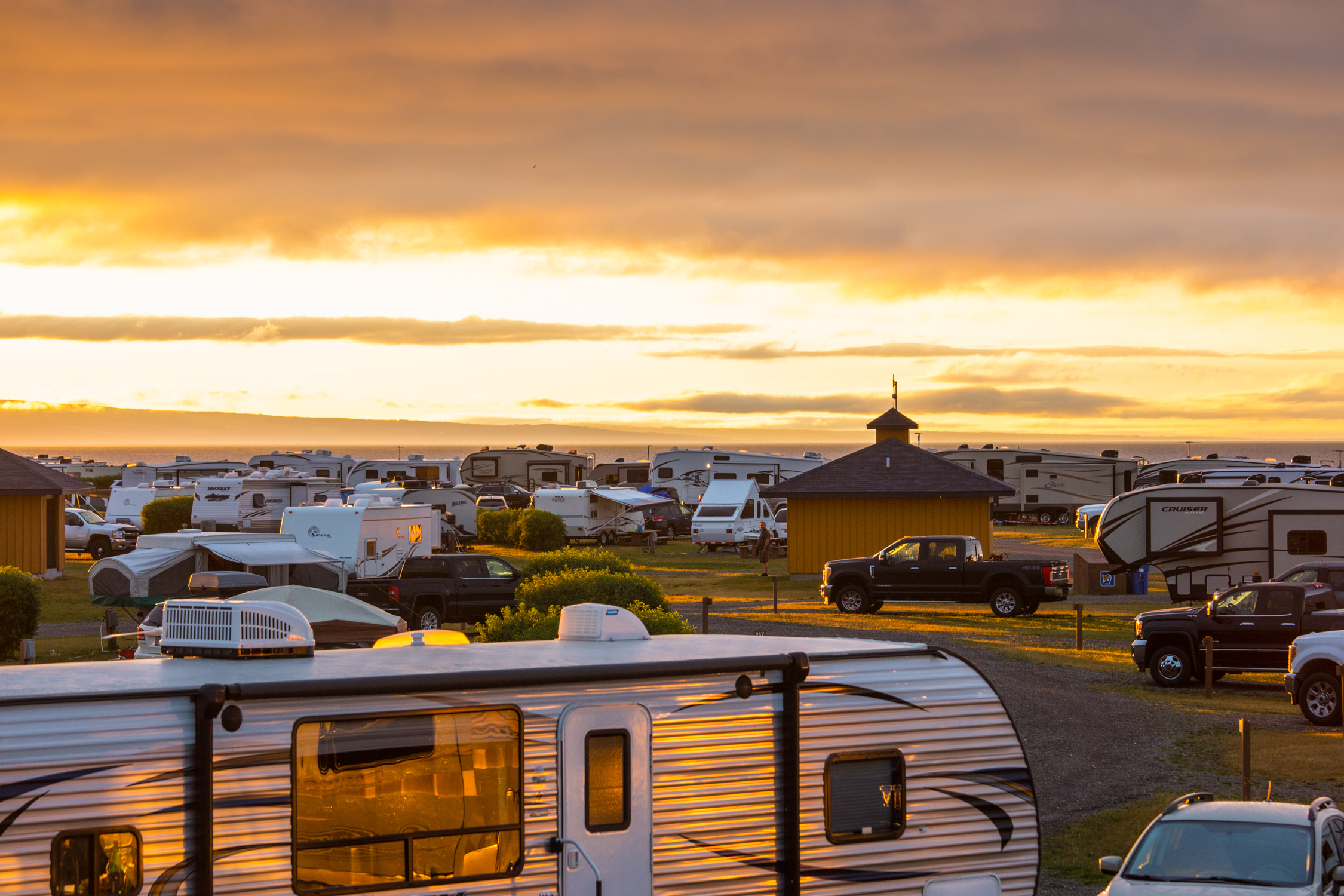 Les couchers de soleil au camping de Carleton-sur-Mer sont magnifiques soir après soir. - Camping Caravaning Les couchers de soleil au camping de Carleton-sur-Mer sont magnifiques soir après soir. - Camping Caravaning
