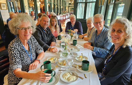 La formule circuit-caravane offre divers types d’activités de groupe, tels des rencontres de planification et des soupers pour faire connaissance. - Magazine Camping Caravaning