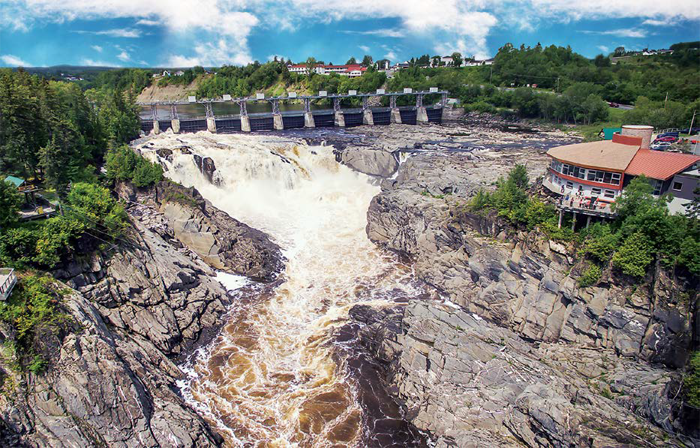 La rivière Saint-Jean se jette dans les chutes de Grand-Sault. - Magazine Camping Caravaning