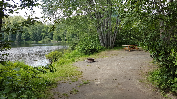 Si le camping compte près de 250 emplacements, on ne le sent pratiquement pas aux abords de la rivière. - Camping Caravaning Si le camping compte près de 250 emplacements, on ne le sent pratiquement pas aux abords de la rivière. - Camping Caravaning