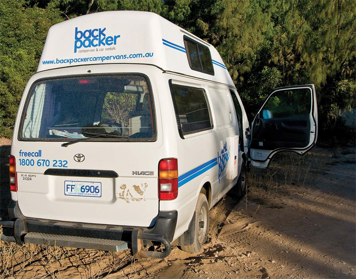 Le sol semblait solide. Erreur ! La classe B s’est rapidement embourbée. - Camping Caravaning