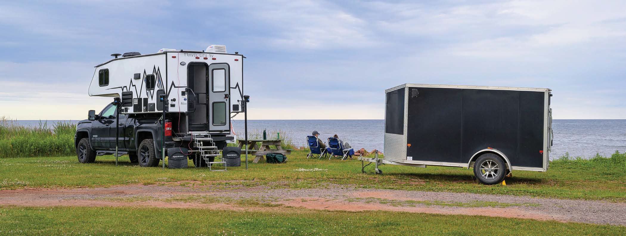 Certains emplacements de camping se trouvent directement sur le bord de l’eau. - Camping Caravaning Certains emplacements de camping se trouvent directement sur le bord de l’eau. - Camping Caravaning