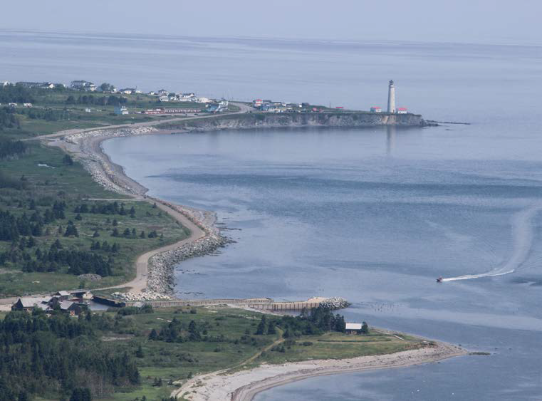 La tour d’observation du mont Saint-Alban permet d’apercevoir au loin le phare de Cap-des-Rosiers, le plus haut au Canada. - Camping Caravaning La tour d’observation du mont Saint-Alban permet d’apercevoir au loin le phare de Cap-des-Rosiers, le plus haut au Canada. - Camping Caravaning