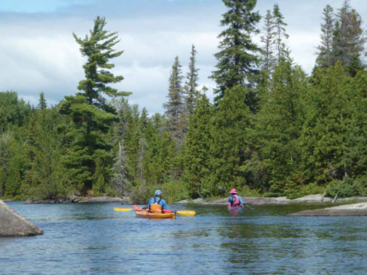 Un milieu idéal pour le kayak de mer et la planche à pagaie. - Camping Caravaning Un milieu idéal pour le kayak de mer et la planche à pagaie. - Camping Caravaning