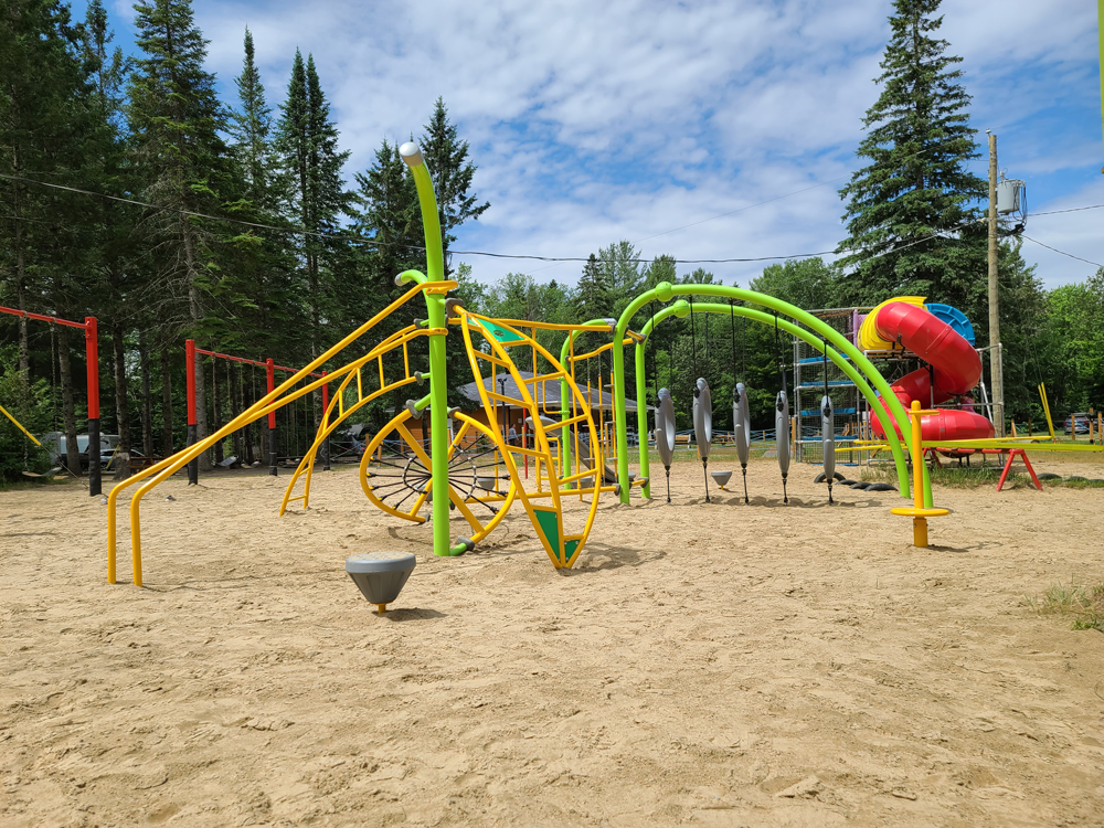Sur place, les enfants sont comblés : terrain de jeu, plage et activités organisées les attendent. - Camping Caravaning Sur place, les enfants sont comblés : terrain de jeu, plage et activités organisées les attendent. - Camping Caravaning