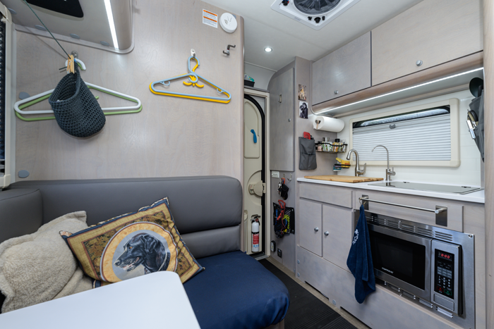 Deux personnes peuvent manger au coin-repas. - Magazine Camping Caravaning