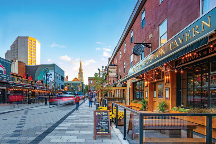 La rue piétonne Argyle est un bel endroit pour prendre une bouchée ou un verre à Halifax. - Magazine Camping Caravaning