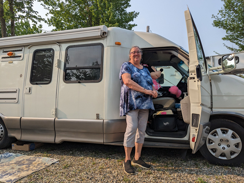 Nicole Morin, fière fondatrice du groupe Facebook Femmes en VR devant son VR de classe B, sa minimaison. Le groupe est né d’une idée toute simple, après un appel téléphonique d’une connaissance qui cherchait une personne pour l’accompagner dans un voyage. - Camping Caravaning Nicole Morin, fière fondatrice du groupe Facebook Femmes en VR devant son VR de classe B, sa minimaison. Le groupe est né d’une idée toute simple, après un appel téléphonique d’une connaissance qui cherchait une personne pour l’accompagner dans un voyage. - Camping Caravaning