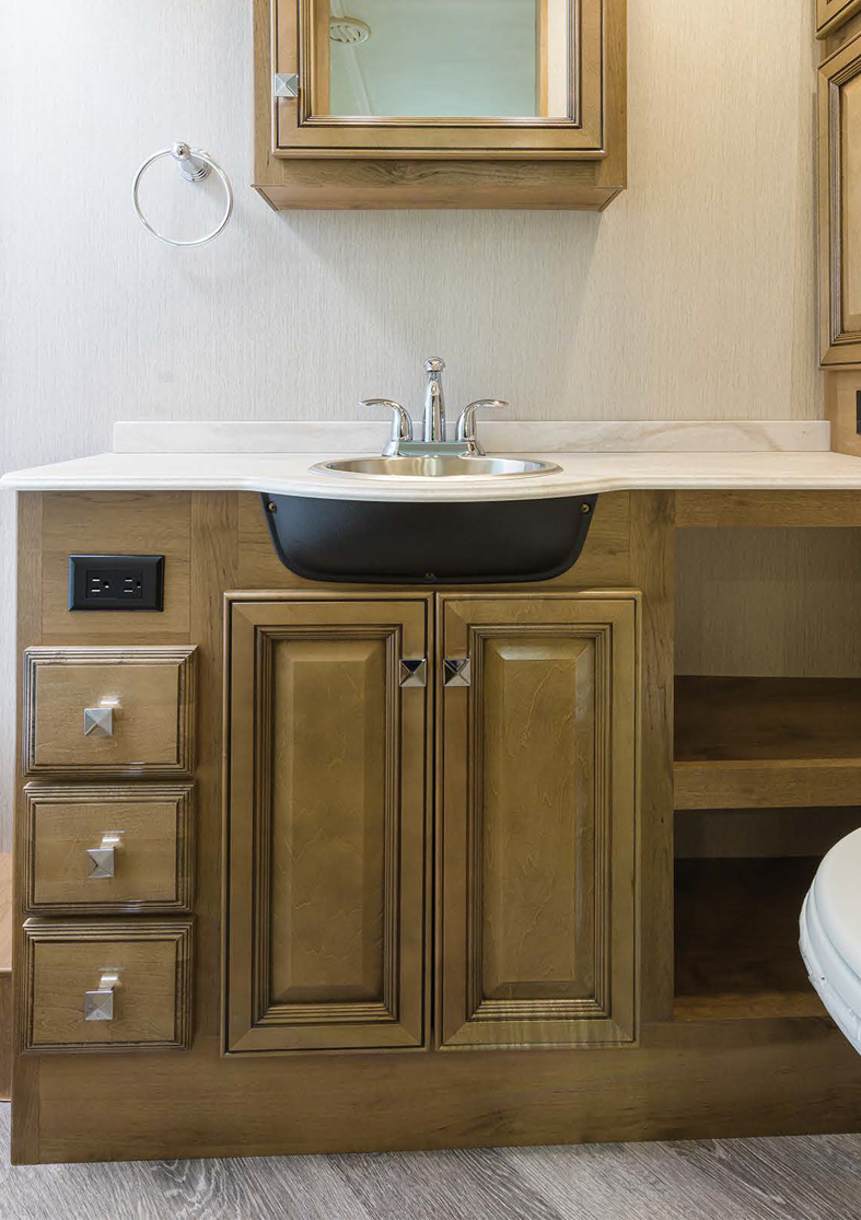Une soupape d’admission d’air bloquée sous le lavabo peut imprégner l’habitacle d’une odeur désagréable. - Camping Caravaning Une soupape d’admission d’air bloquée sous le lavabo peut imprégner l’habitacle d’une odeur désagréable. - Camping Caravaning