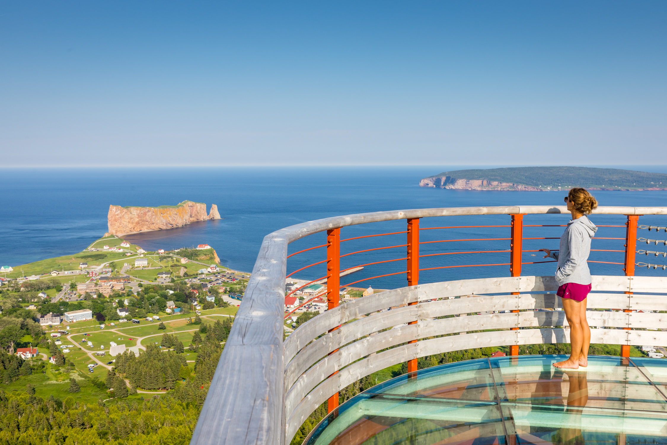La plateforme vitrée suspendue au sommet du mont Sainte-Anne offre une vue imprenable sur Percé et ses environs. Crédit: Tourisme Gaspésie/Mathieu Dupuis - Camping Caravaning La plateforme vitrée suspendue au sommet du mont Sainte-Anne offre une vue imprenable sur Percé et ses environs. Crédit: Tourisme Gaspésie/Mathieu Dupuis - Camping Caravaning