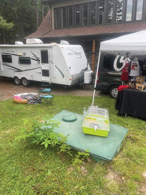 Le rat domestique de la famille, dont on peut voir la cage, est souvent du voyage. - Camping Caravaning