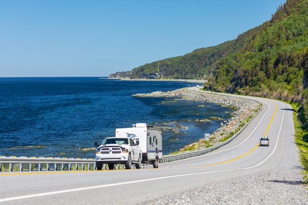 La route 132 côtoie le fleuve Saint-Laurent pour des panoramas époustouflants. Tourisme Gaspésie. Crédit: Mathieu Dupuis - Camping Caravaning La route 132 côtoie le fleuve Saint-Laurent pour des panoramas époustouflants. Tourisme Gaspésie. Crédit: Mathieu Dupuis - Camping Caravaning