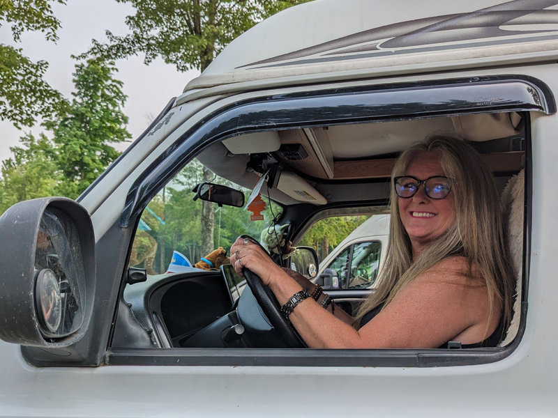 L’autocaravane de classe B est particulièrement prisée des femmes voyageant en VR à cause de son côté pratique et de sa manoeuvrabilité, ainsi que l’atteste Maryse Gaudreault au volant de son véhicule. - Camping Caravaning L’autocaravane de classe B est particulièrement prisée des femmes voyageant en VR à cause de son côté pratique et de sa manoeuvrabilité, ainsi que l’atteste Maryse Gaudreault au volant de son véhicule. - Camping Caravaning