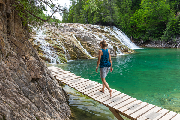Une jolie chute vous attend au parc municipal de la Rivière Émeraude. Crédit: Tourisme Gaspésie/Mathieu Dupuis - Camping Caravaning Une jolie chute vous attend au parc municipal de la Rivière Émeraude. Crédit: Tourisme Gaspésie/Mathieu Dupuis - Camping Caravaning